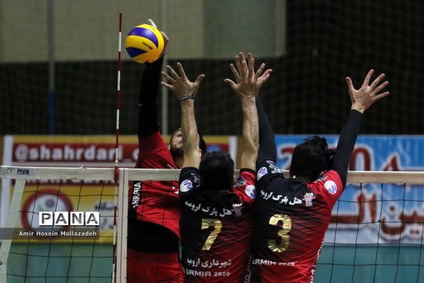 دیدار تیم های والیبال شهرداری ارومیه و شهرآرا مشهد