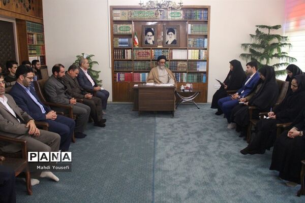دیدار  دانش‌آموزان خبرنگار پانا با نماینده ولی فقیه در آذربایجان شرقی