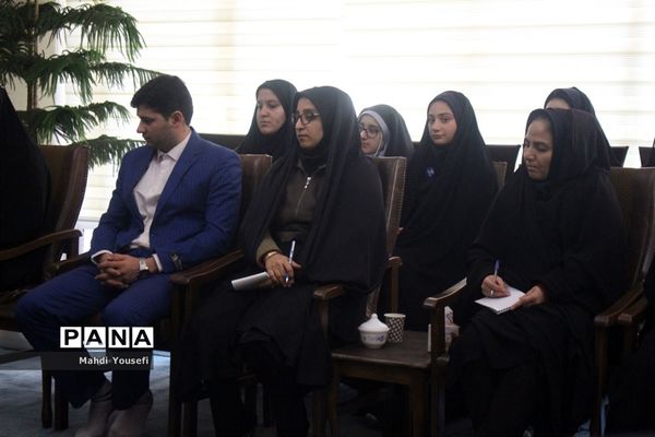 دیدار  دانش‌آموزان خبرنگار پانا با نماینده ولی فقیه در آذربایجان شرقی