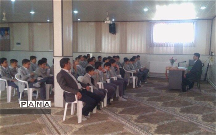 حضور کارشناس اداره بیمه در دبیرستان شهید ذوالفقاری میبد