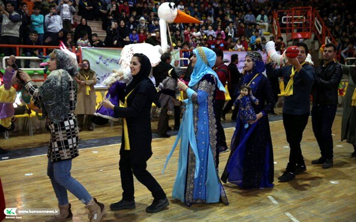 برنامه شادپیمایی عروسک‌ها با استقبال  کرمانشاهی ها روبرو شد