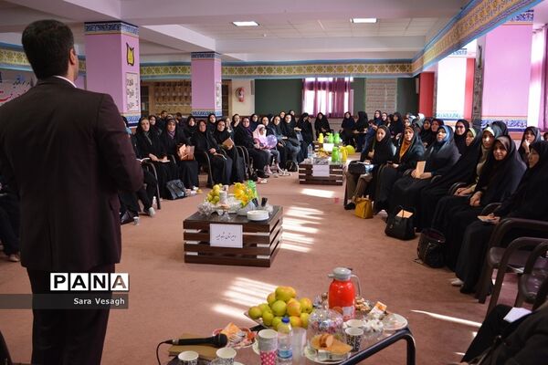 جلسه هم اندیشی مدیران و آموزگاران در شهریار