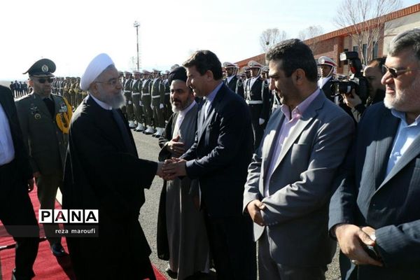 استقبال مردم خوی از رئیس جمهوری