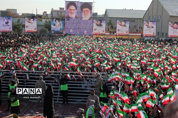 استقبال مردم خوی از رئیس جمهوری