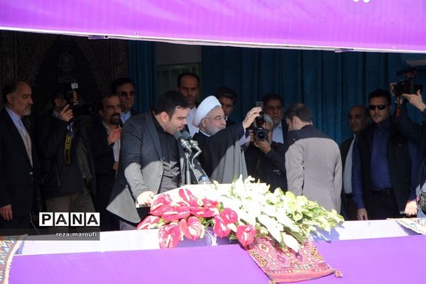 استقبال مردم خوی از رئیس جمهوری