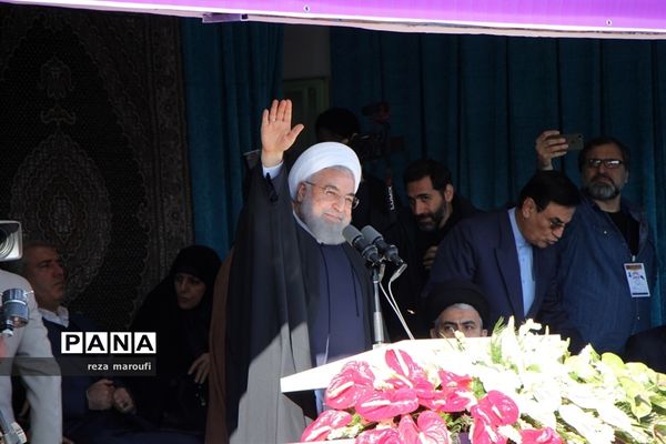 استقبال مردم خوی از رئیس جمهوری