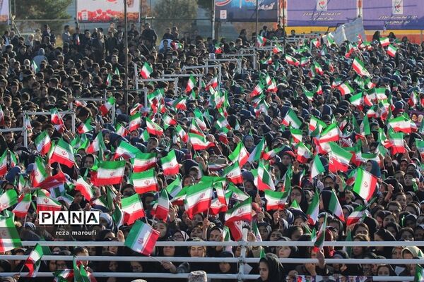 استقبال مردم خوی از رئیس جمهوری