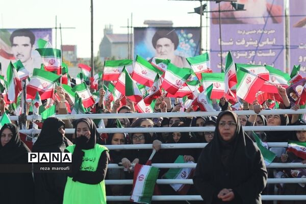 استقبال مردم خوی از رئیس جمهوری