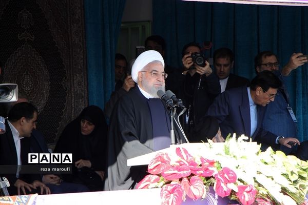 استقبال مردم خوی از رئیس جمهوری