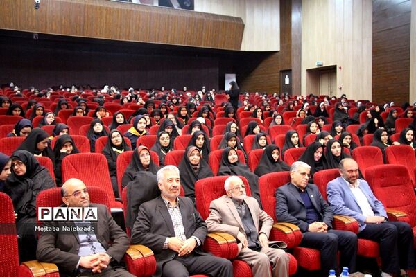 مراسم تجلیل و تکریم دانش‌آموزان پیشتاز حافظ قرآن