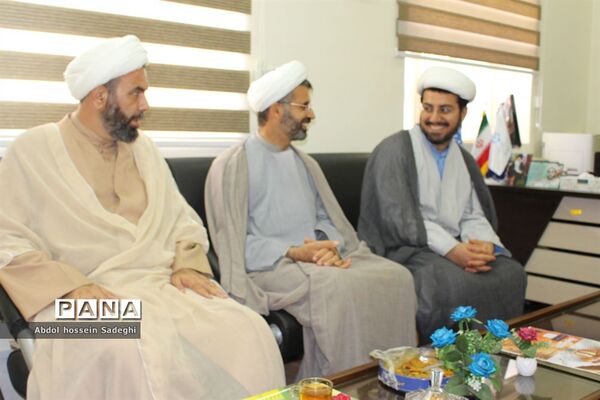دیدار خادمان مسجد جمکران با دانشجویان و مسئول نهاد رهبری در دانشگاه خلیج فارس بوشهر