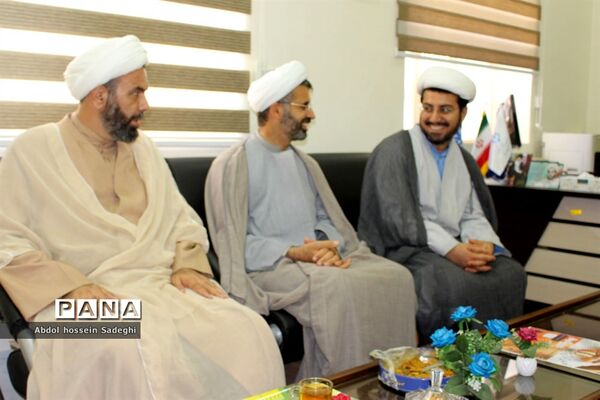 دیدار خادمان مسجد جمکران با دانشجویان و مسئول نهاد رهبری در دانشگاه خلیج فارس بوشهر