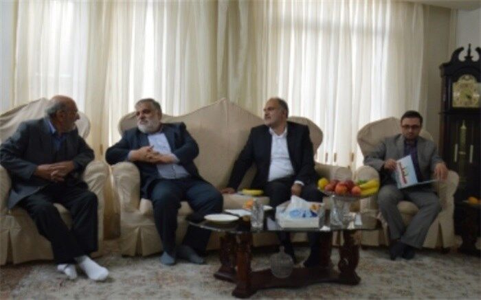 دیدار شهردار منطقه بیست با خانواده شهدا