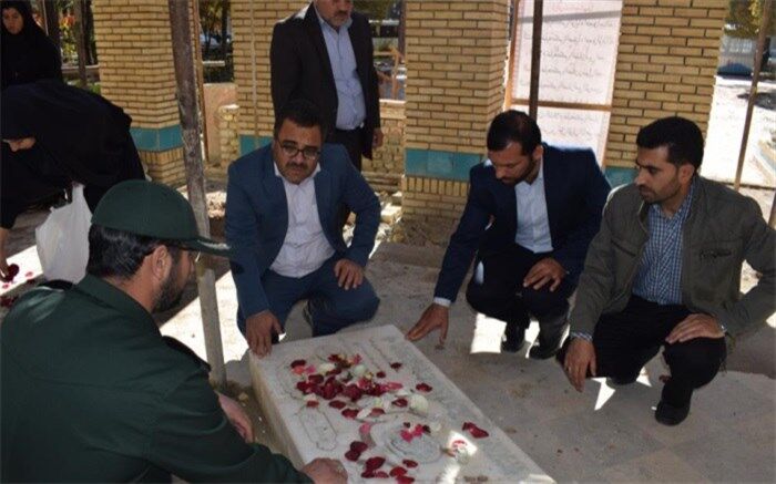 مزارشهدای گمنام شهر اردکان به مناسبت هفته بسیج غبارروبی شد