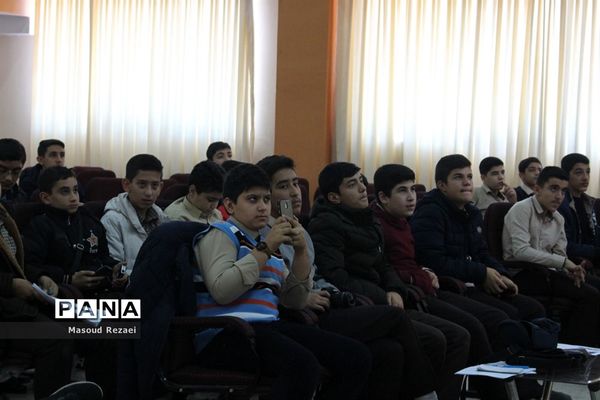 دوره آموزشی اصول خبرنویسی و عکاسی خبری دانش‌آموزان میانه