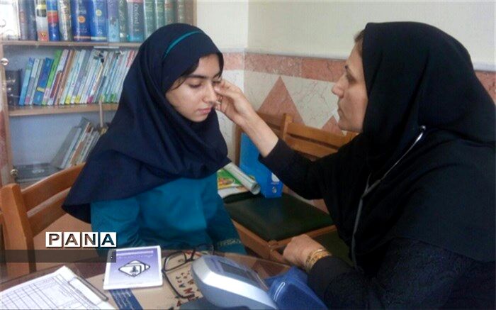 معاینه پزشکی دانش آموزان دبیرستان دکتر شاهی