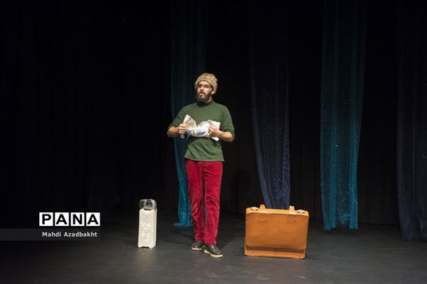 اجرای نمایش «سوختن در آب غرق شدن در آتش»