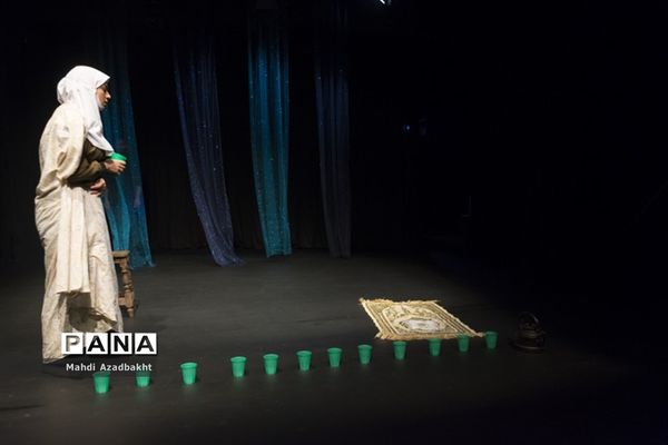 اجرای نمایش «سوختن در آب غرق شدن در آتش»