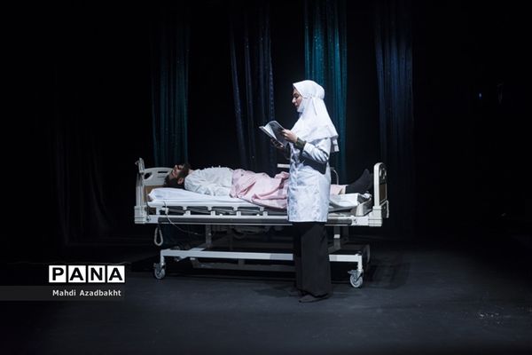 اجرای نمایش «سوختن در آب غرق شدن در آتش»