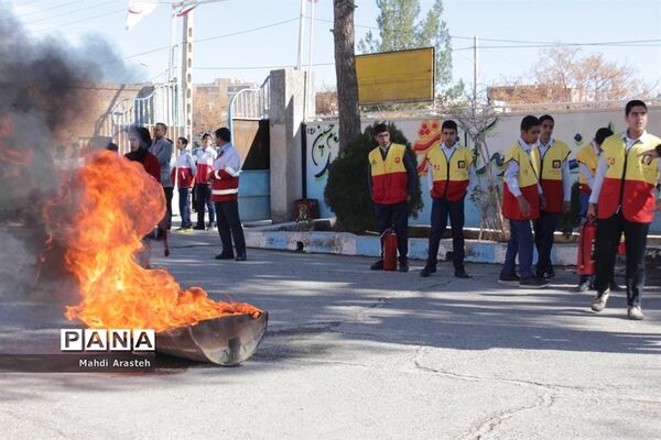 بیستمین مانور سراسری زلزله در دبیرستان متوسطه اول سلمان فارسی  شهرستان بیرجند