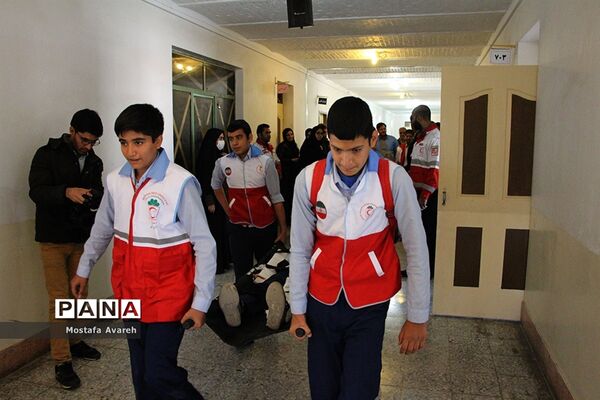 بیستمین مانور سراسری زلزله و ایمنی مدارس درآموزشگاه سلمان فارسی بیرجند
