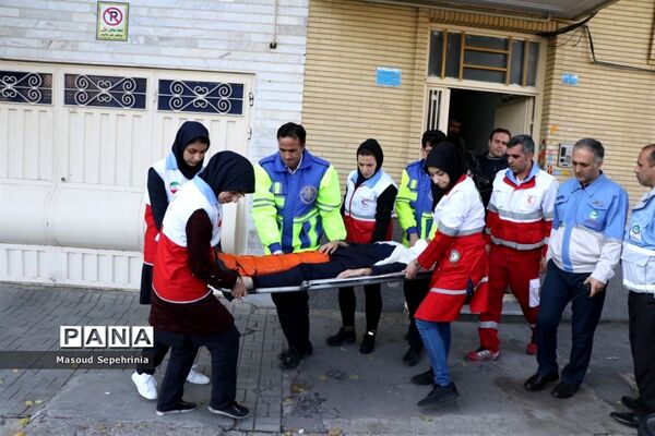 بیستمین مانور سراسری زلزله در هنرستان باقرالعلوم در تبریز