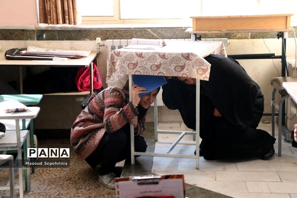 بیستمین مانور سراسری زلزله در هنرستان باقرالعلوم در تبریز