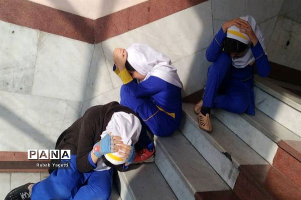 مانور زلزله در دبستان شهید فولادی 2 و دبستان معینی  بوشهر