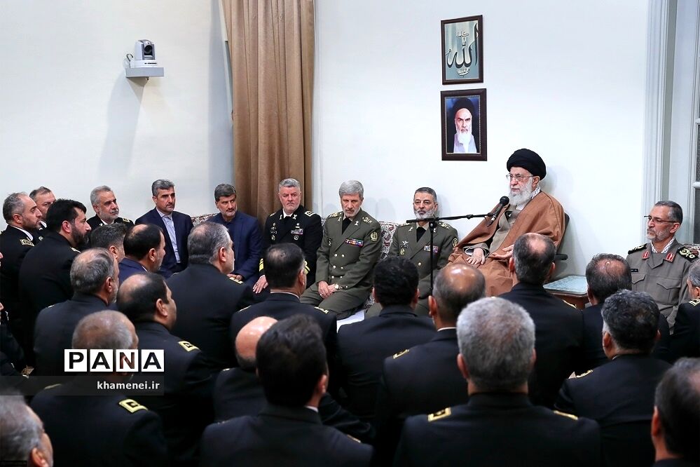دیدار جمعی از فرماندهان ومسئولان نیروی دریایی ارتش با رهبر معظم انقلاب