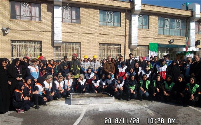 مانور سراسری زلزله باشعار «مدرسه ایمن ،جامعه تاب آور» در دبیرستان سمانه آموزش وپرورش ناحیه پنج مشهد برگزار شد