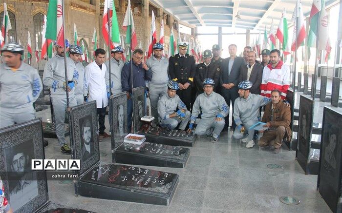 تجلیل از خانواده دو شهید نیروی دریایی شهرستان نی ریز توسط دوچرخه سواران نیروی دریایی سیرجان