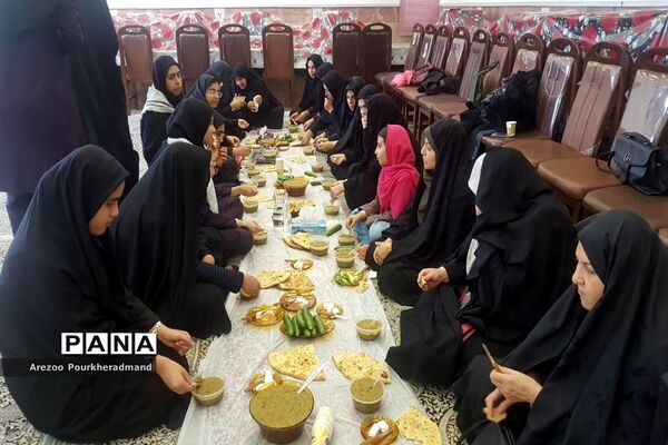 برگزاری دعای ندبه دانش آموزی در دبیرستان فرزانگان حکیم زاده ناحیه یک یزد