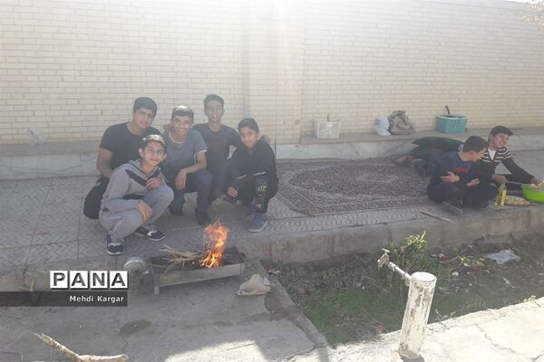 برگزاری اردوی شبی در مدرسه در دبیرستان شهید ذوالفقاری میبد در استان یزد