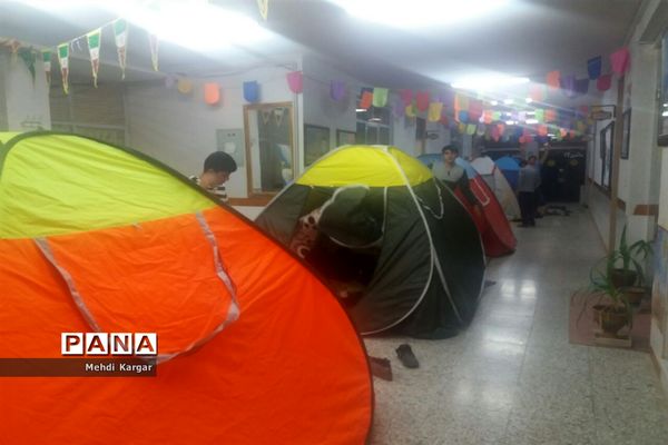 برگزاری اردوی شبی در مدرسه در دبیرستان شهید ذوالفقاری میبد در استان یزد