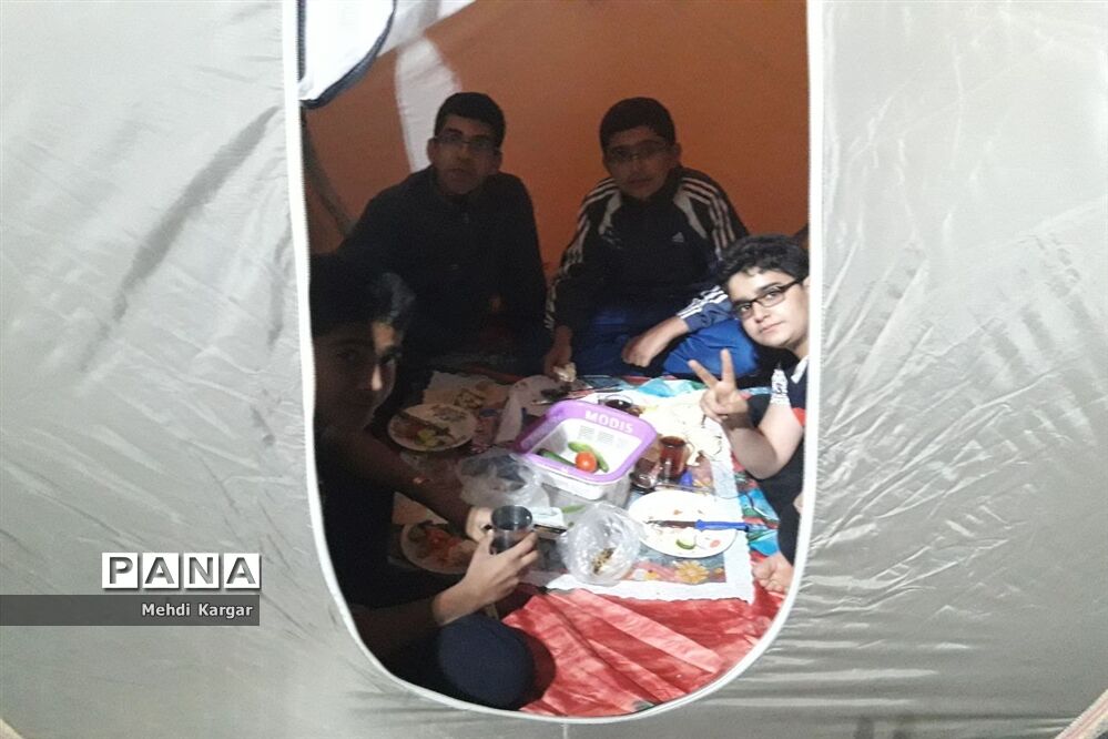 برگزاری اردوی شبی در مدرسه در دبیرستان شهید ذوالفقاری میبد در استان یزد