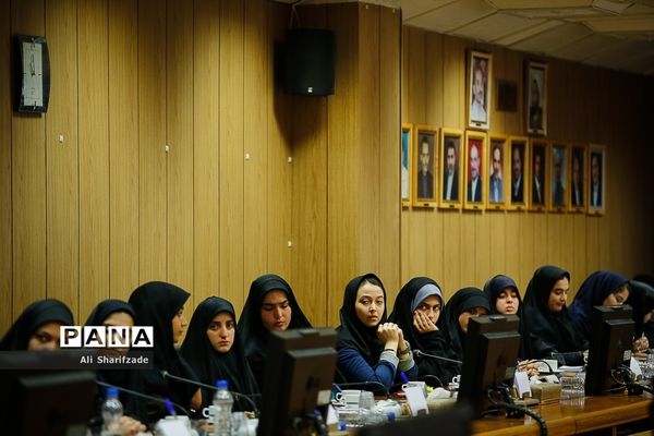 نشست گفت‌وگوی بین نسلی