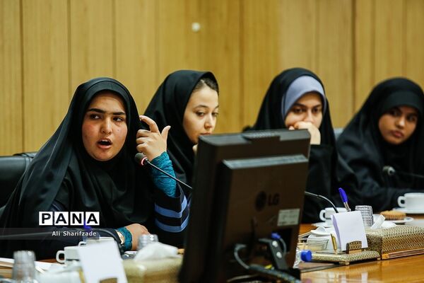 نشست گفت‌وگوی بین نسلی