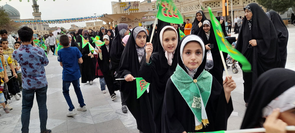 شادپیمایی دانش‌آموزان ابتدایی قم به‌مناسبت عید ولایت
