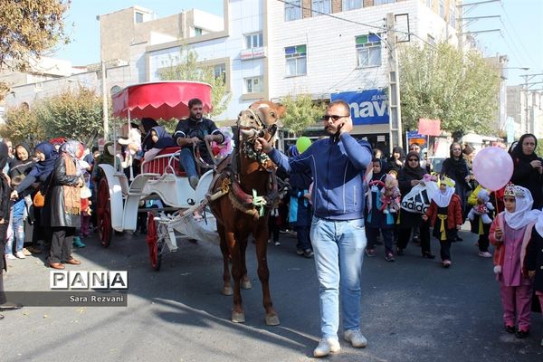 مراسم شادپیمایی کودکان با عروسکها در اسلامشهر