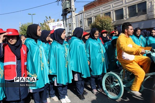 مراسم شادپیمایی کودکان با عروسکها در اسلامشهر