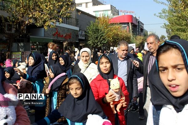 مراسم شادپیمایی کودکان با عروسکها در اسلامشهر