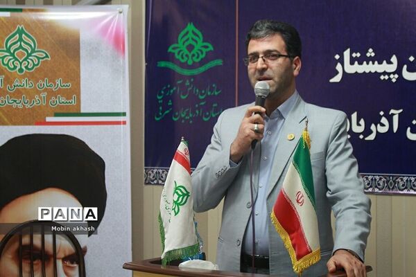 آیین تجلیل از مربیان پیشتاز سازمان دانش‌آموزی استان آذربایجان شرقی
