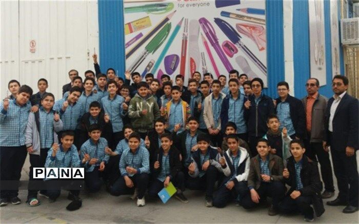 بازدید دانش آموزان دبیرستان  شهید دکتر رمضانخانی  از کارخانه لوازم التحریر