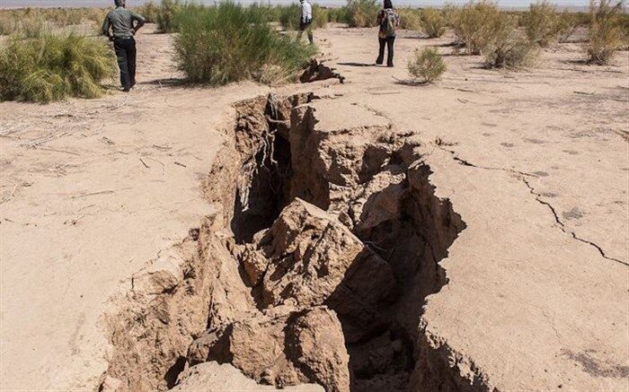 ایجاد شکاف‌های عمیق بر اثر فرونشست زمین در دشت اشتهارد