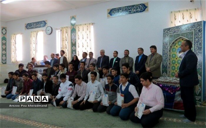 تجلیل از برگزیدگان دبیرستان شهید رحیمی فر میبد