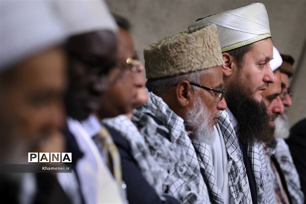 دیدار مسئولان نظام و میهمانان کنفرانس وحدت اسلامى‌ با مقام معظم رهبری