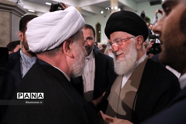 دیدار مسئولان نظام و میهمانان کنفرانس وحدت اسلامى‌ با مقام معظم رهبری