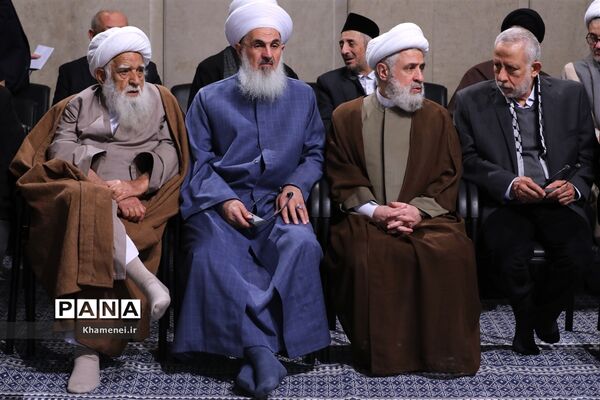 دیدار مسئولان نظام و میهمانان کنفرانس وحدت اسلامى‌ با مقام معظم رهبری