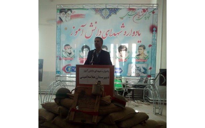 یادواره شهدای دانش آموز در دبیرستان علامه امینی ناحیه یک زنجان برگزار شد