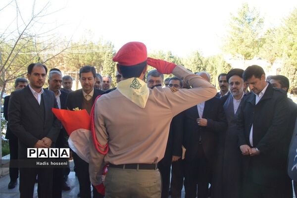 ادای احترام استاندار جدید خراسان جنوبی  به مقام شامخ شهدا